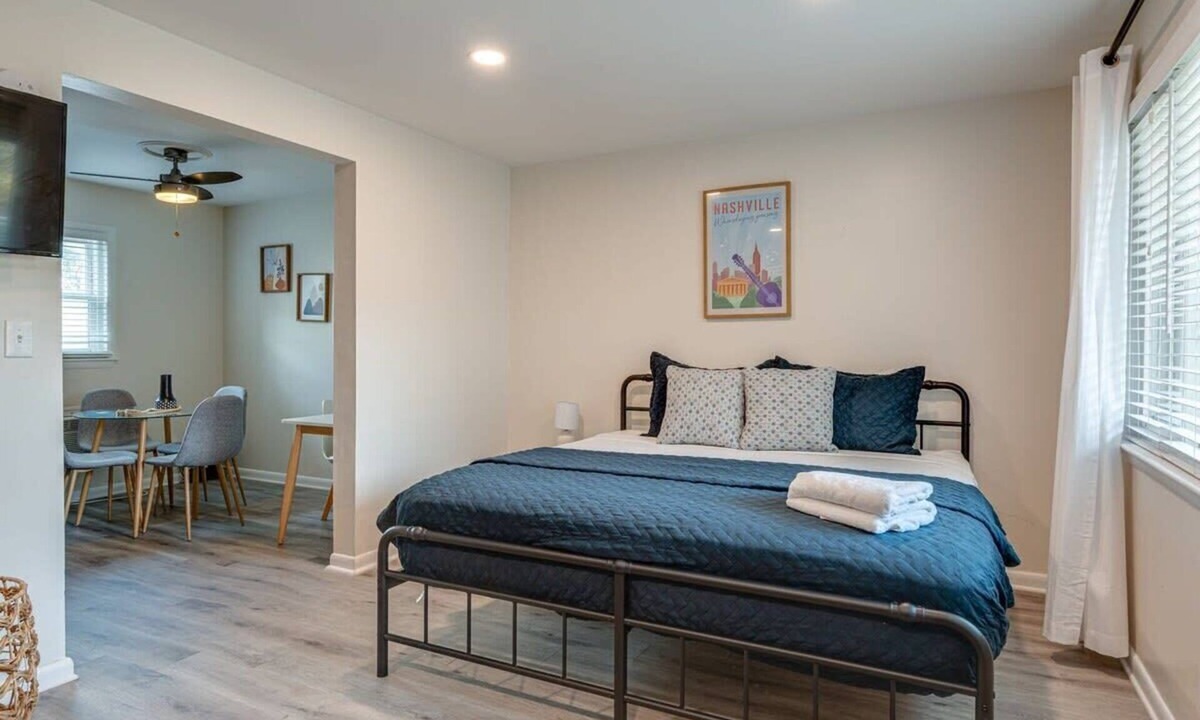 Melrose Apartment | Melrose Studio - Pool & Free Parking Near Downtown
