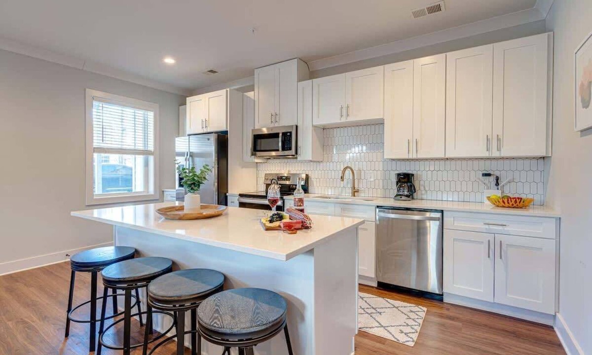Melrose House | Mesmerize Melrose-Mins to Broadway-Private Rooftop
