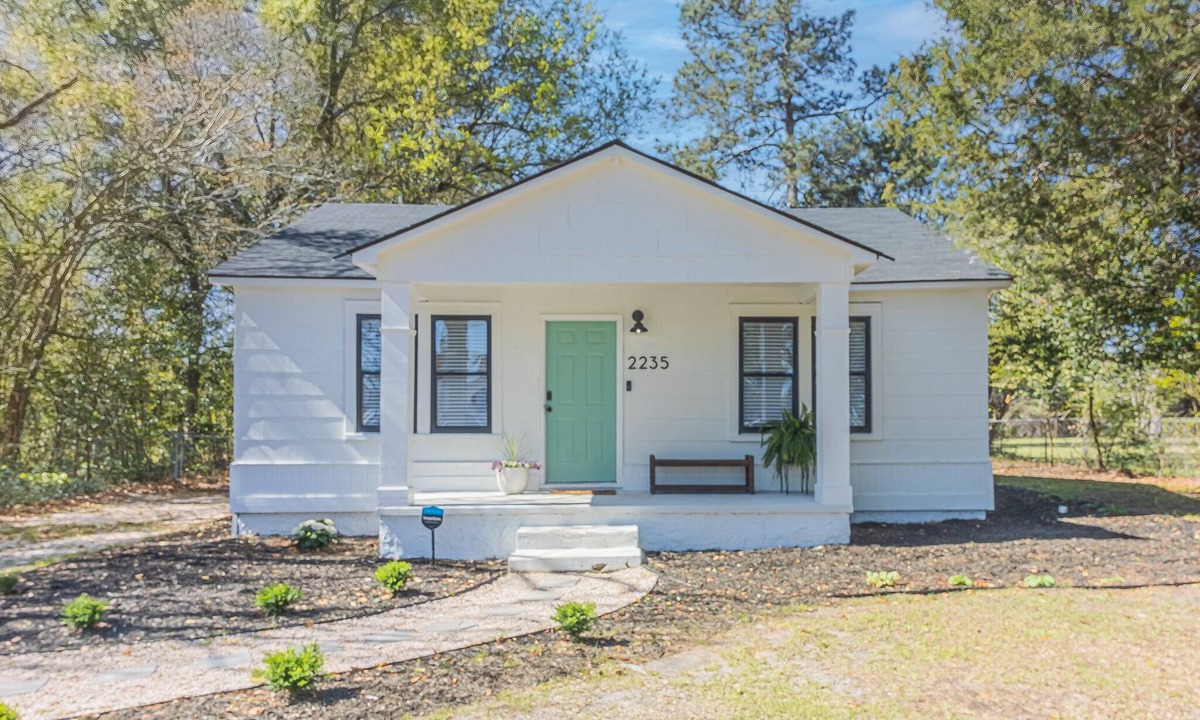 Augusta House | Mid-Century Modern Cottage for Extended Stays