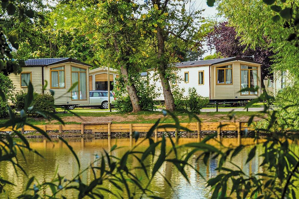 Burnham-on-Sea House | Mid range 12ft-wide caravan with one double and one twin.