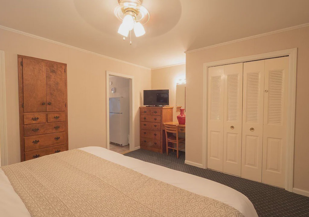 Flat Rock Cabin | Mill House Lodge - 1 Bedroom Suite: King Bed