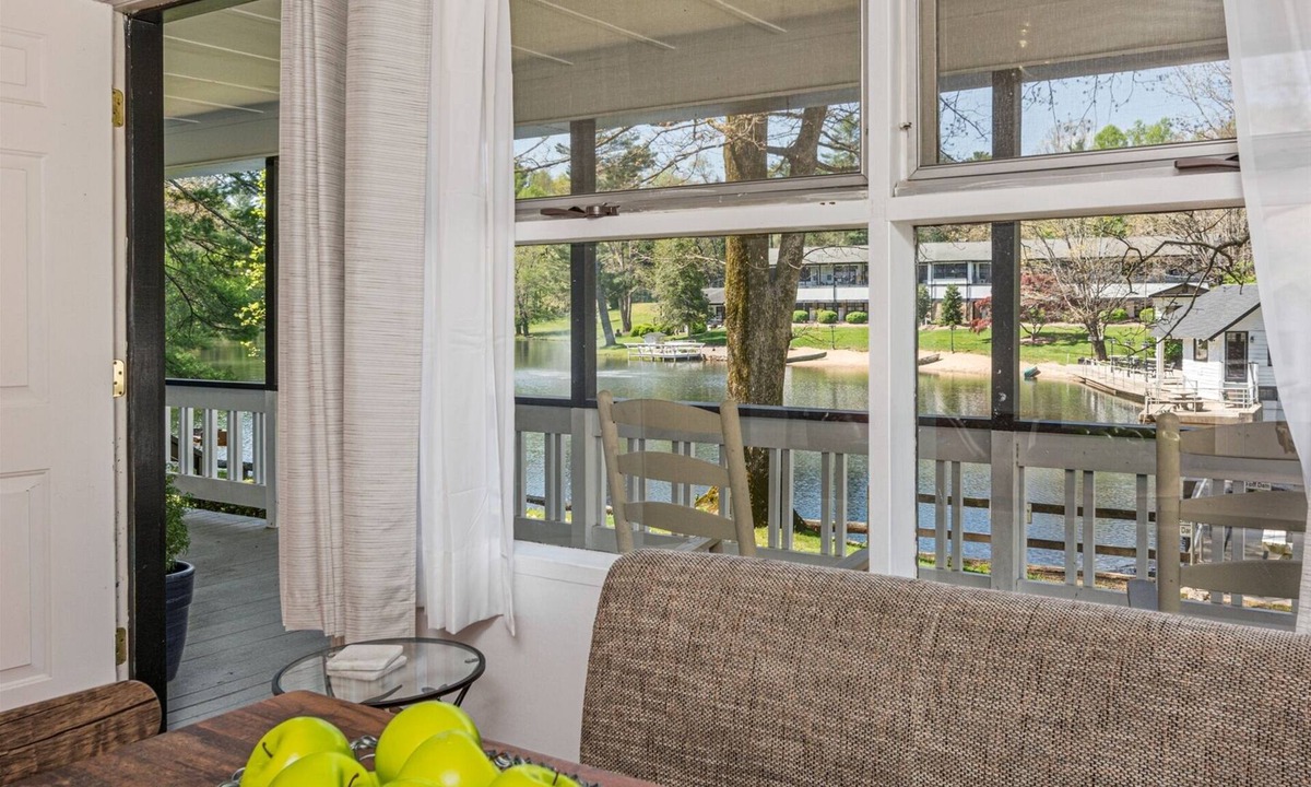 Flat Rock Condo | Mill House Lodge Penthouse on the lake