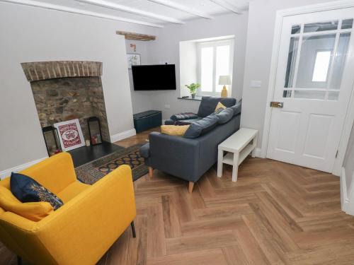 Dinas Cross House | Min-Y-Ffordd