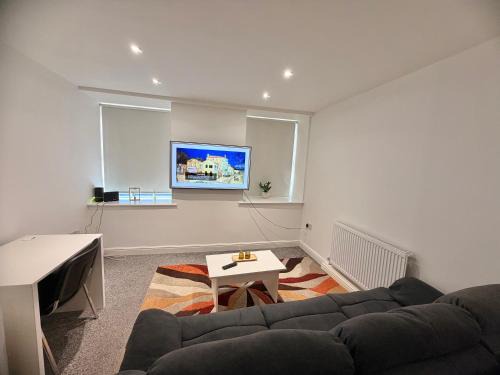 Stoke-on-Trent Apartment | Modern 1-Bed Flat with Workspace and Free Parking