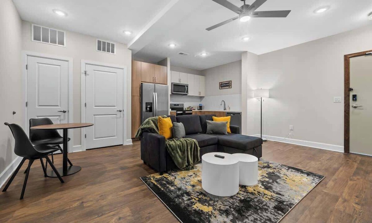 Eighth Avenue Apartment | Modern 1BR Near Broadway & The Gulch