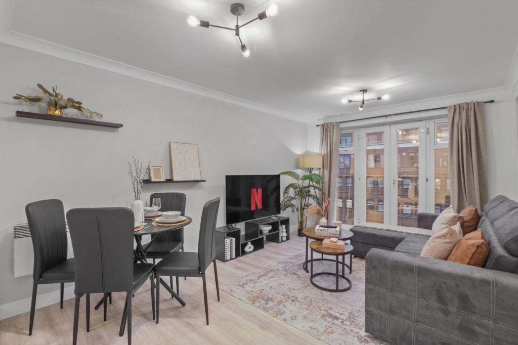 Hemel Hempstead Apartment | Modern 2 Bed Apartment, Secure Parking, Central