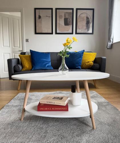 Hemel Hempstead Apartment | Modern 2 Bed Flat, Free Parking, Central Hemel