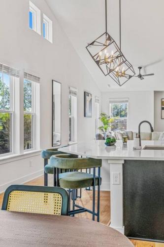 Charlotte House | Modern 4BR Retreat in Uptown!