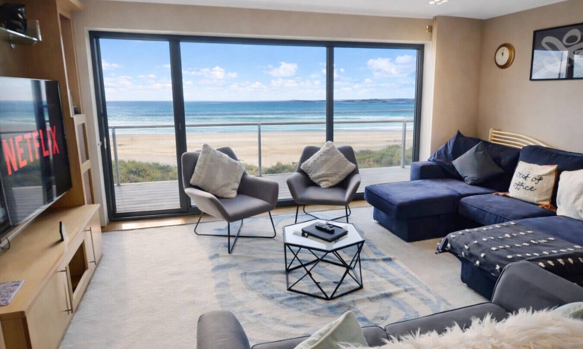 Castle House | Modern 5-bed townhouse with balconies and free parking