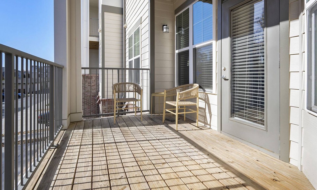 Paw Creek Apartment | Modern Apartment in Prime Location (ID1200X654)