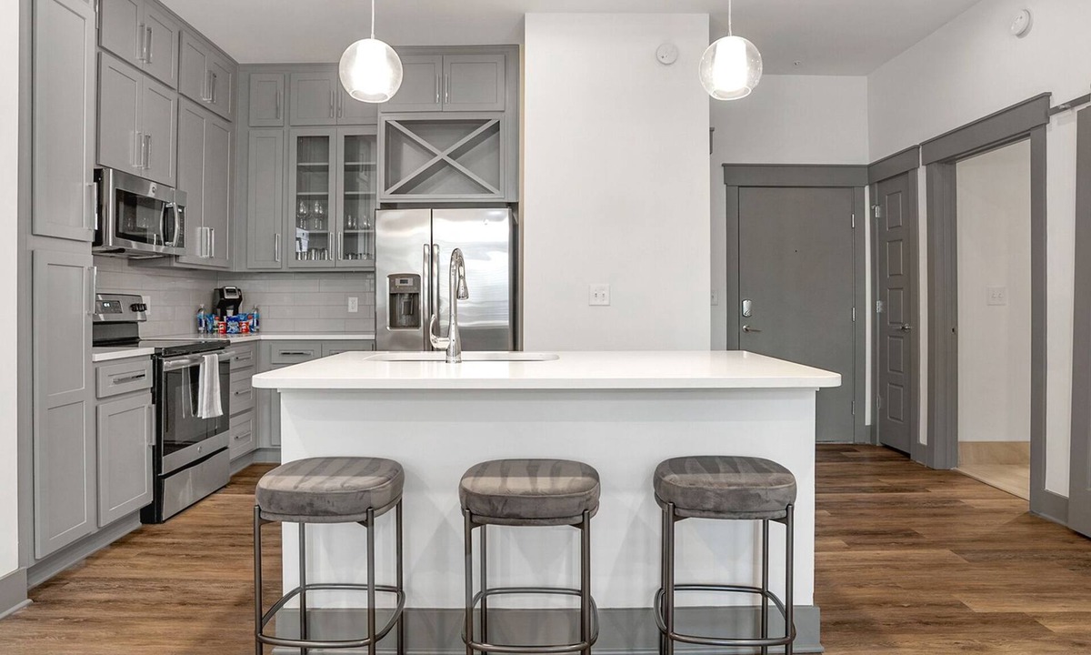 Second Ward Apartment | Modern Apartment in Prime Location (ID5175X53)