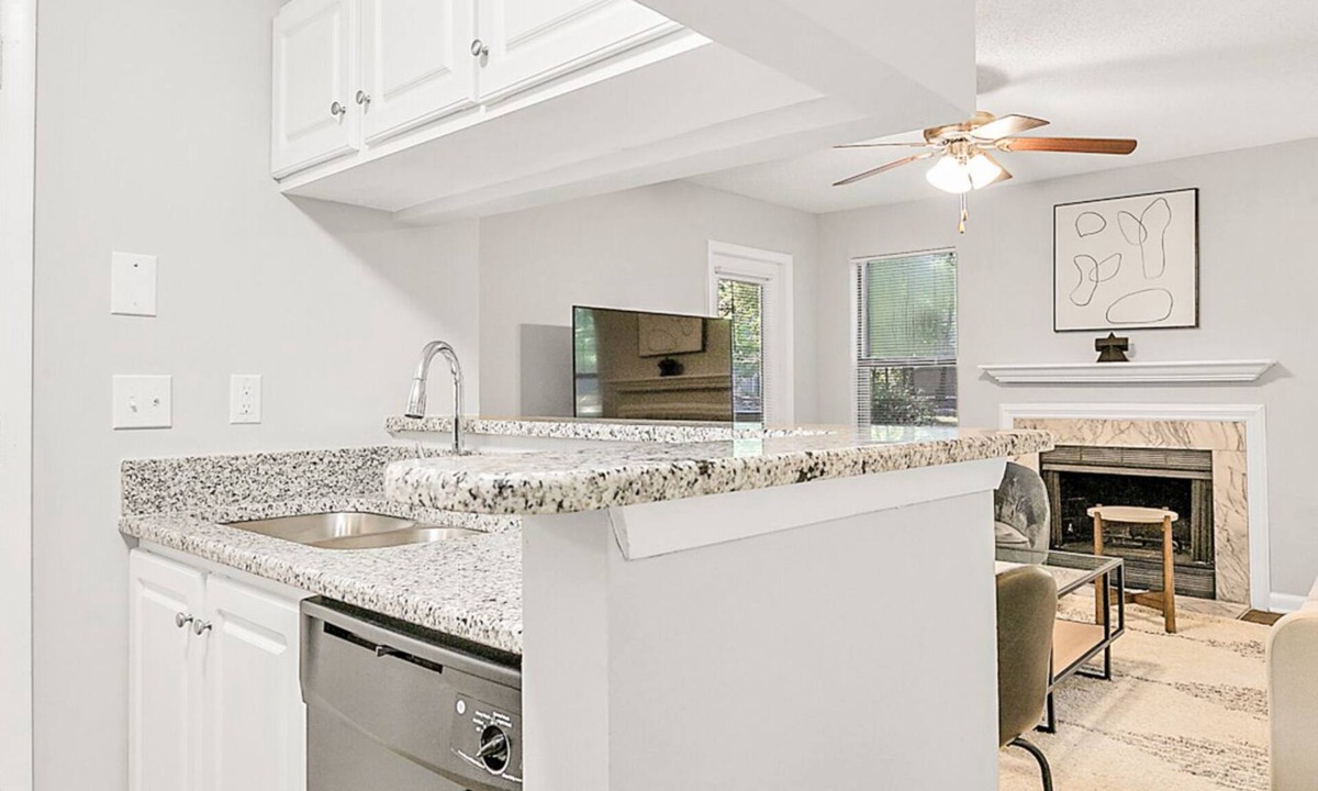New Irving Park Apartment | Modern Apartment in Prime Location (ID6735X37)