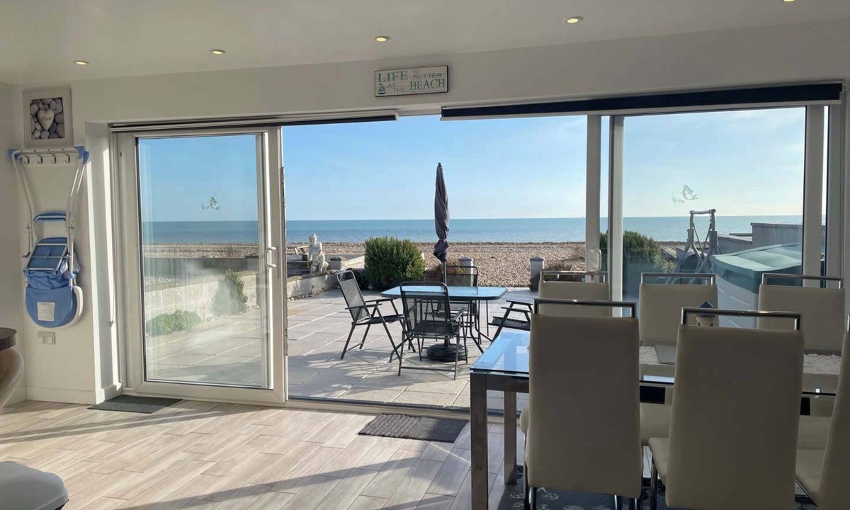 Pevensey House | Modern Beachfront Bungalow with Ocean Views