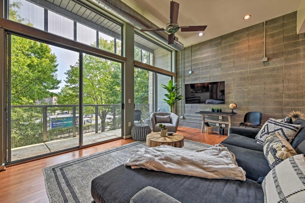 Commonwealth Apartment | Modern Charlotte Condo 2 Miles to Downtown!