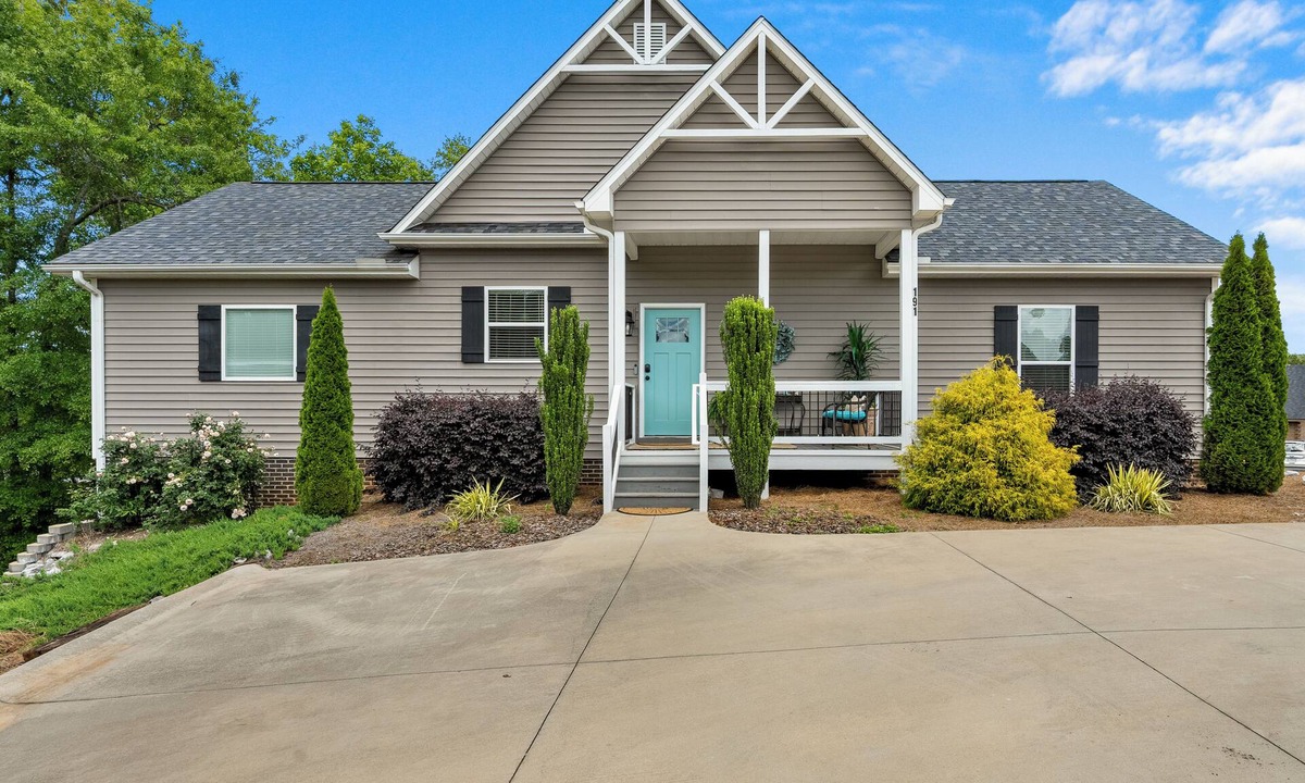 Salem House | Modern Coastal Design with Lakeside Luxury on Keowee