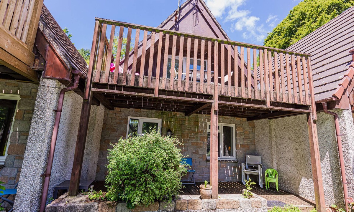 St. Ann's Chapel Ski Chalet | Modern cornwall countryside lodge with pool access