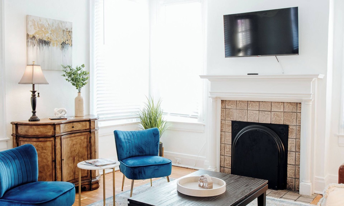 Montgomery House | Modern Cozy 2BR | Pet-Friendly Fast WiFi