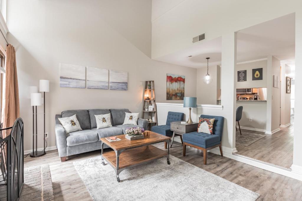 Cameron Wood Apartment | Modern Cozy Townhome