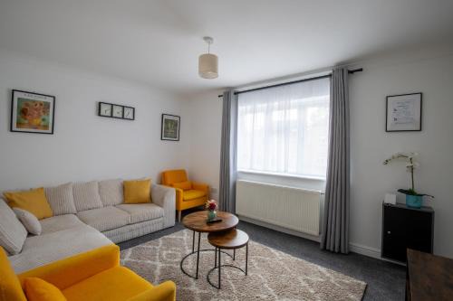 Guildford Ski Chalet | Modern Detached 4-Bedroom 2-Bath Home, Guildford