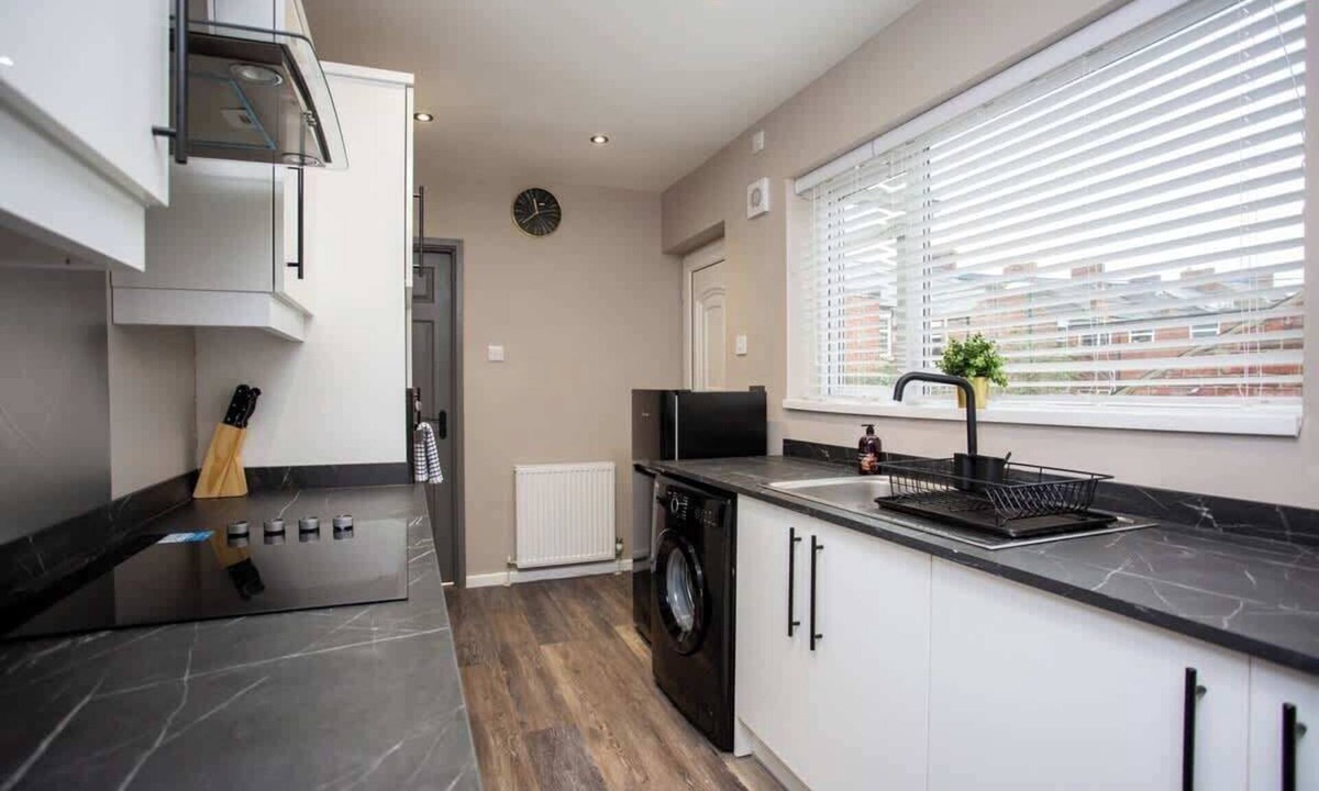 Westoe Apartment | Modern Interior Spacious Four Bedroom Apartment
