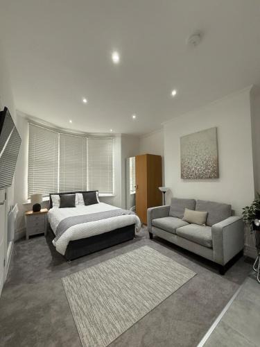 Oadby Apartment | Modern Luxe Studio Flat
