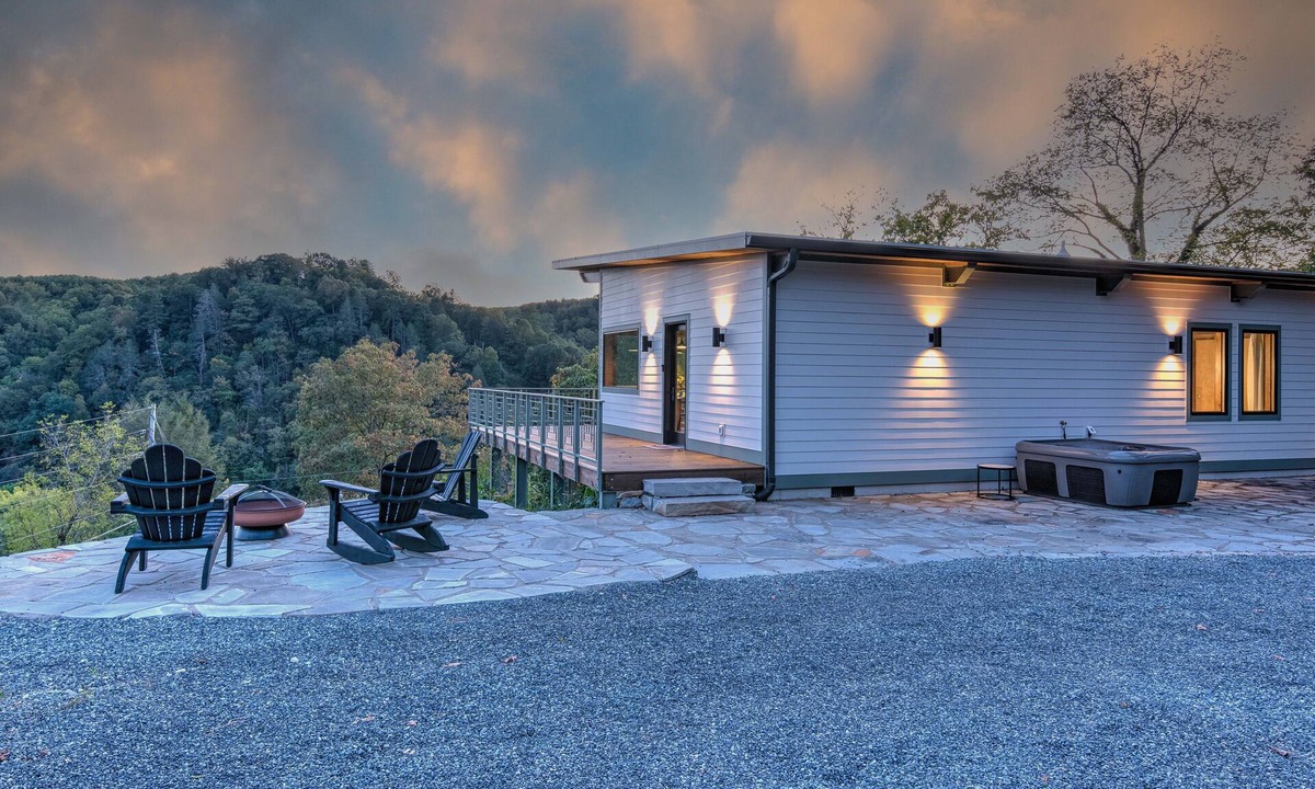 Marshall Cabin | Modern Luxury Meets Mountain Getaway. Amazing Views, Hot Tub+More!
