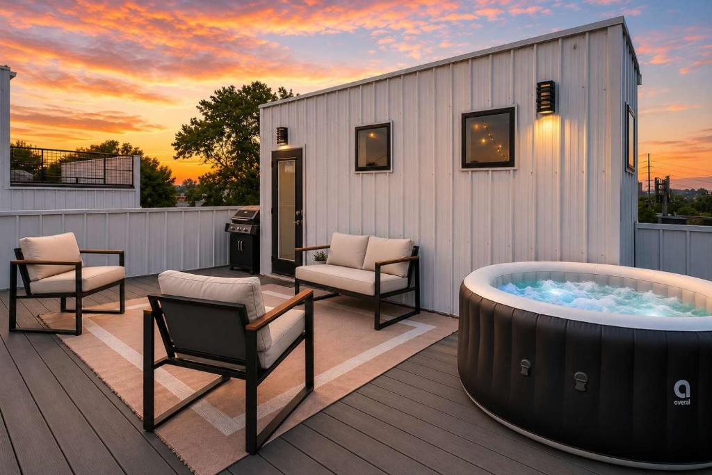 Nashville Apartment | Modern Nashville townhome with garage & EV charger