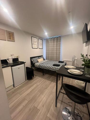 Bensham Manor Apartment | Modern Private Studio Near Thornton Heath Station