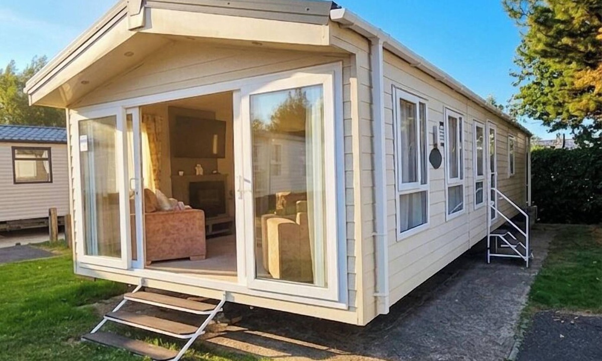 Hopton Cabin | Modern & Spacious 40ft Caravan Sleeps 6, Luxury!