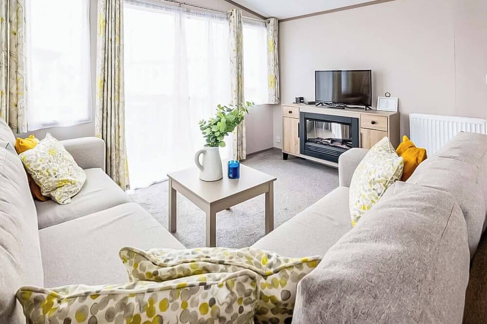 Selsey House | Modern, stylish and spacious 12ft-wide caravan with one double and two twin.