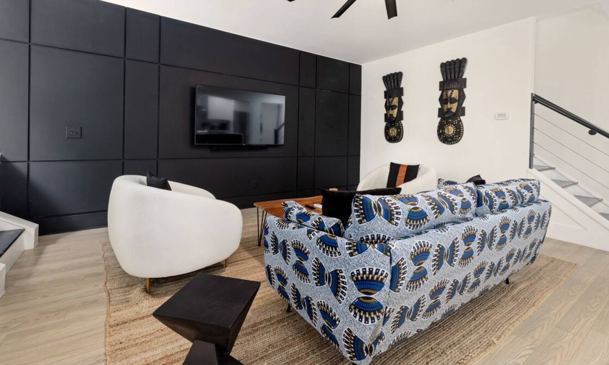 Rolesville House | Modern Suburban Ulo Away From Ulo - 6 Bedroom/5 Bathroom Property