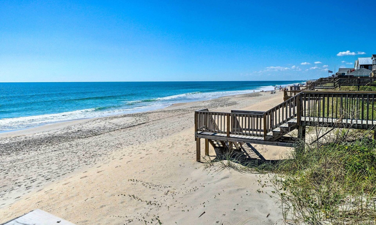 Surf City Cottage | Modern Surf City Beach House w/Hot Tub!