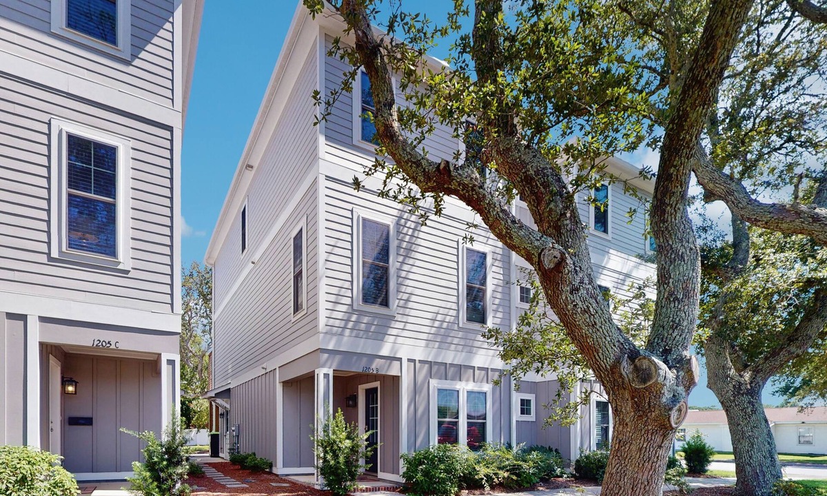 Morehead City House | Modern townhome near the beach with fast WiFi, balcony, central AC & private W/D