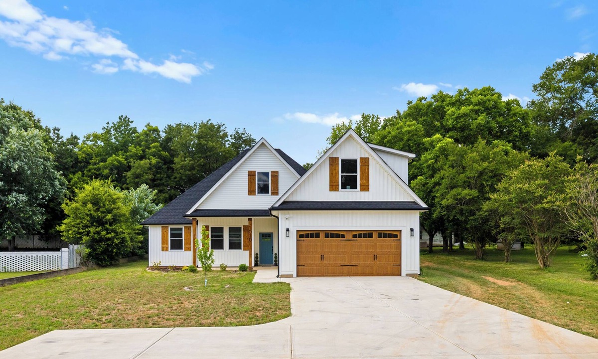 Mount Holly House | Modern Upscale 3BR in Mt Holly/PETS WELCOME