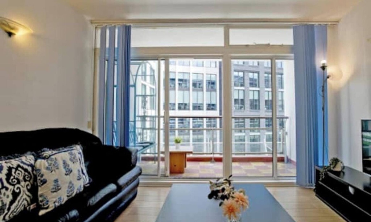 Fitzrovia House | Modern West End Hideaway with Balcony — Steps from Tottenham Court Road Station