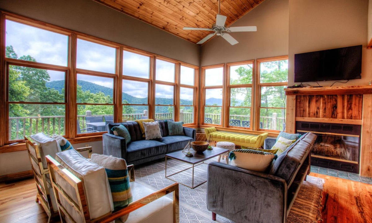Black Mountain House | MonTreat Yourself | Luxurious Mountain Escape with Hot Tub and Game Room