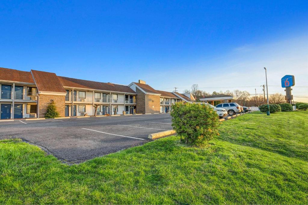 Hillsville Hotel | Motel 6-Hillsville, VA