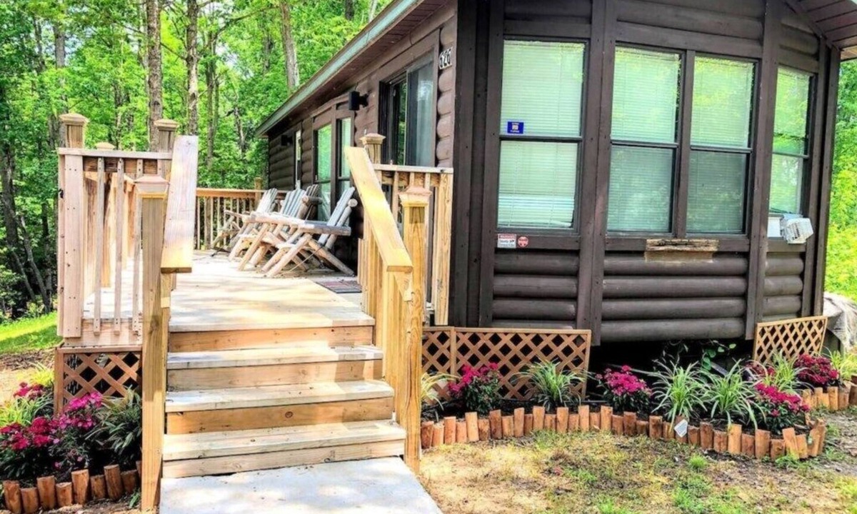 Whittier Cabin | MOUNTAIN BEAR WITH US RETREATS,2BEDS + LOFT / 2 BATHS , AC/TV/***NEW*** MOUNTAIN VIEWS! PETS!