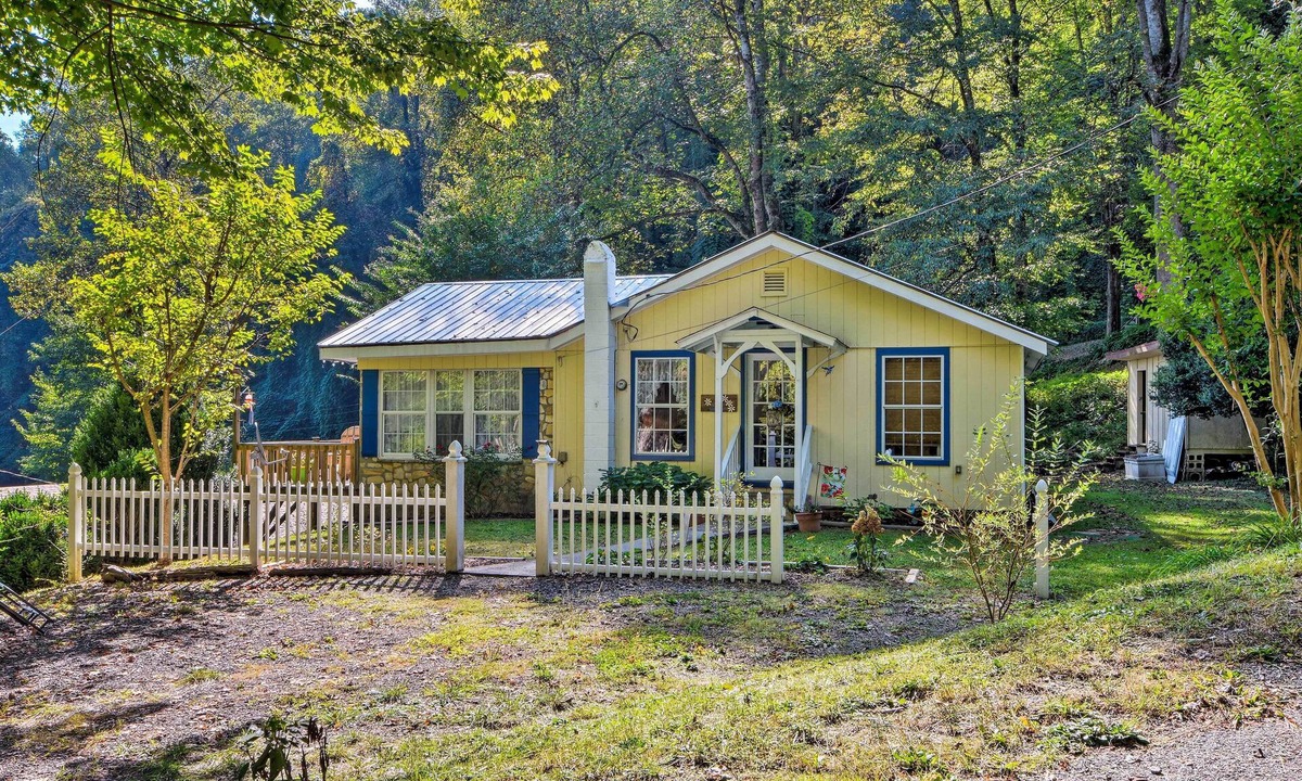 Fontana Dam Cottage | Mountain Cottage w/Views Near Tail of the Dragon!
