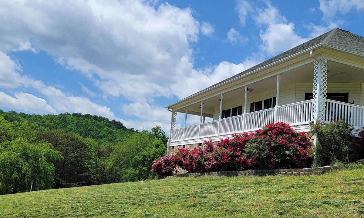 Lenoir Villa | Mountain Retreat. Relax and Recharge. nSpacious House with Sunny Terrace. Views