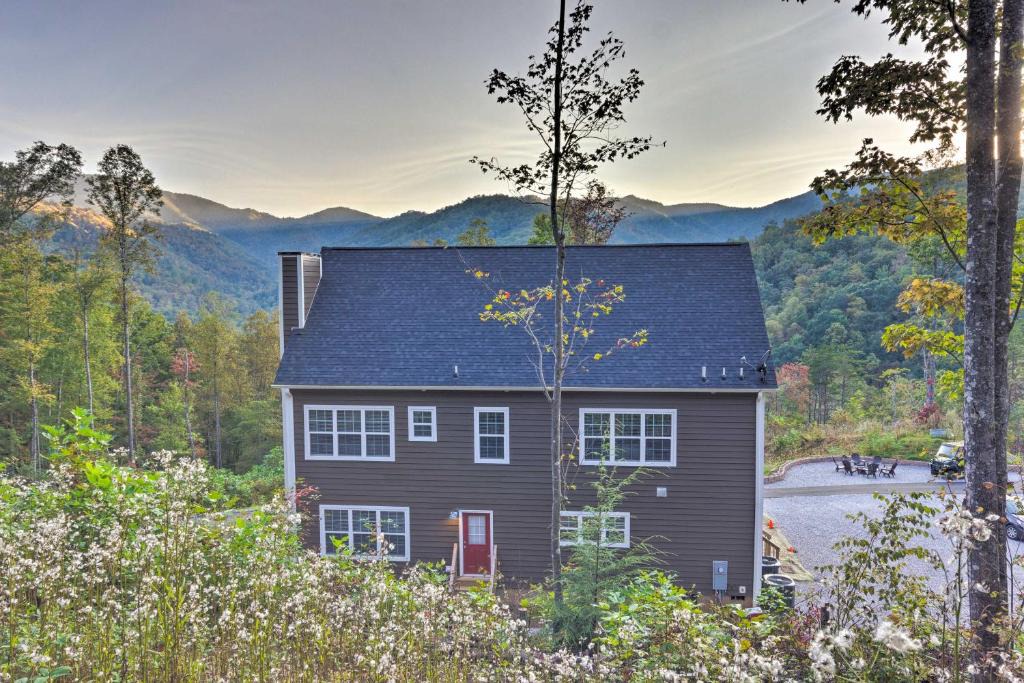 Marion House | Mountain View, Fire Pit Roomy Blue Ridge Home!