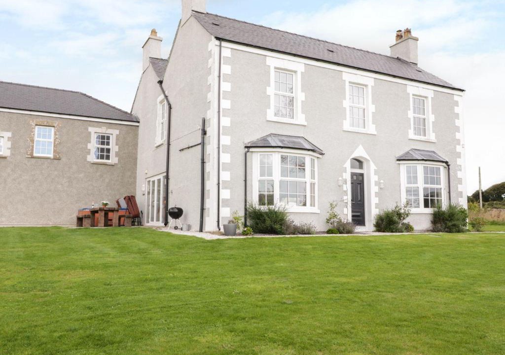 Llanerchymedd House | Mountain View
