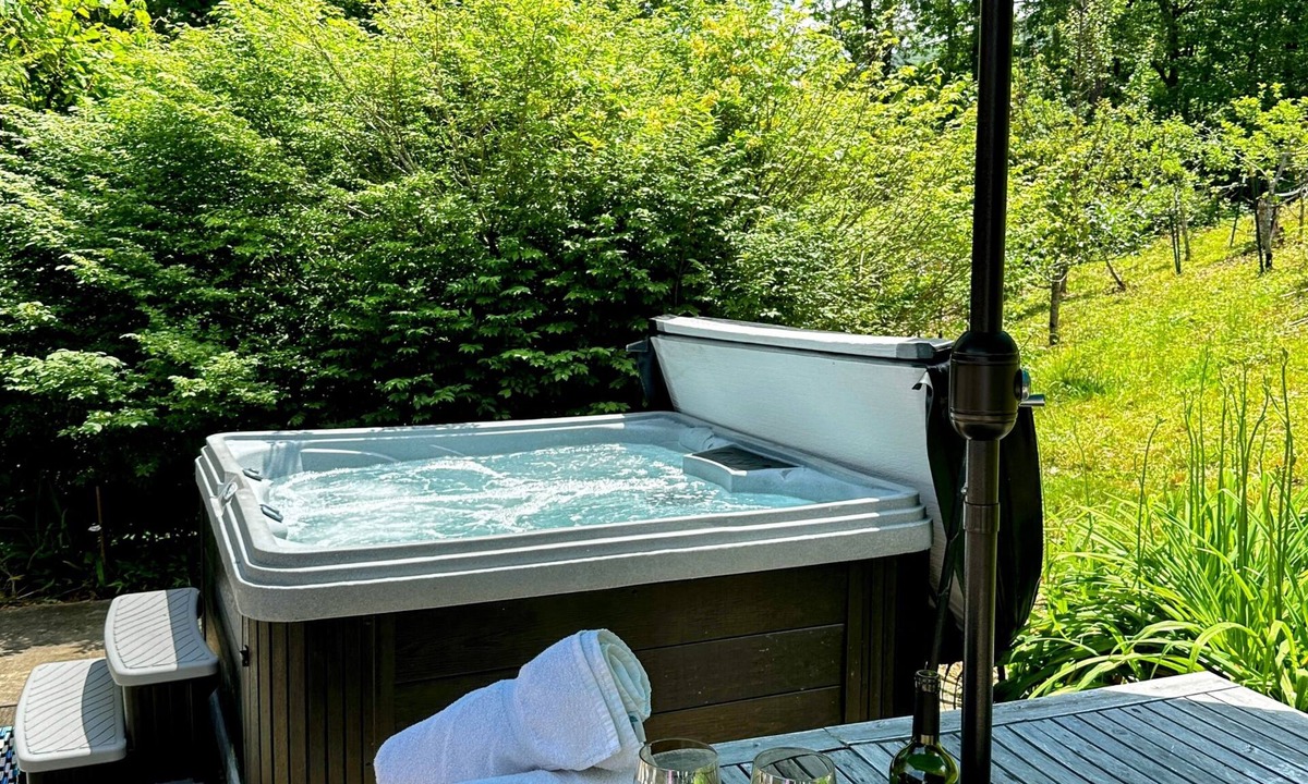 Leicester House | Mountain View & Hot Tub w/5 bedrooms