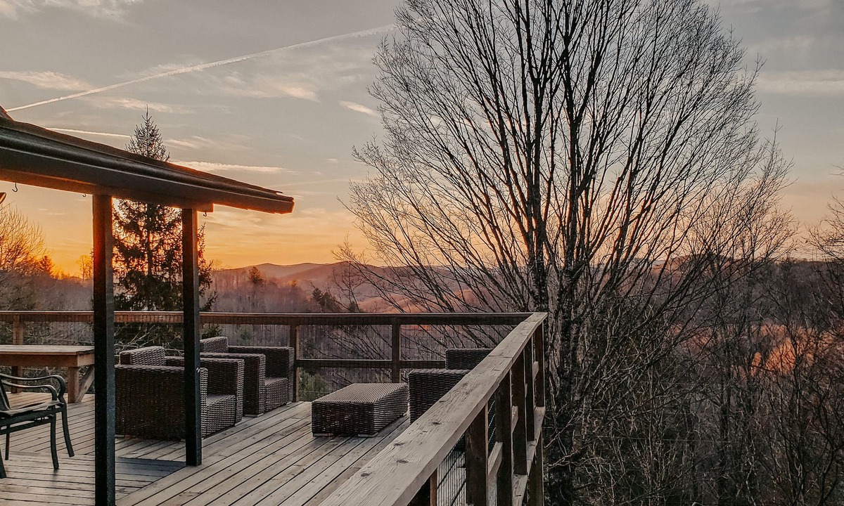 Wolf Laurel Cabin | Mountain View~ Hot Tub ~ Pool ~ Arcade ~ Firepit ~ Ample Parking ~ Hatley Pointe