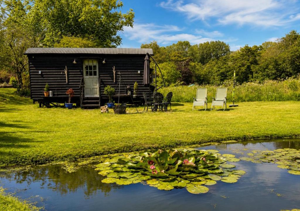 Willesborough Apartment | Mountbatten Shepherds hut & Buckhurst Shepherds hut