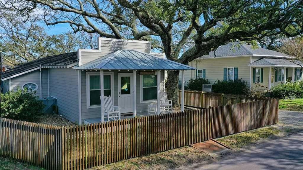 Harkers Island House | Mr. Bennie's Cafe
