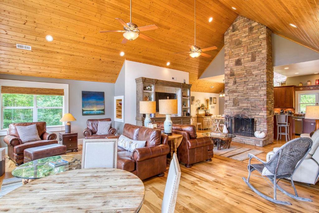 Waynesville House | Mtn-View Waynesville Home Less Than 1 Mile to Main St