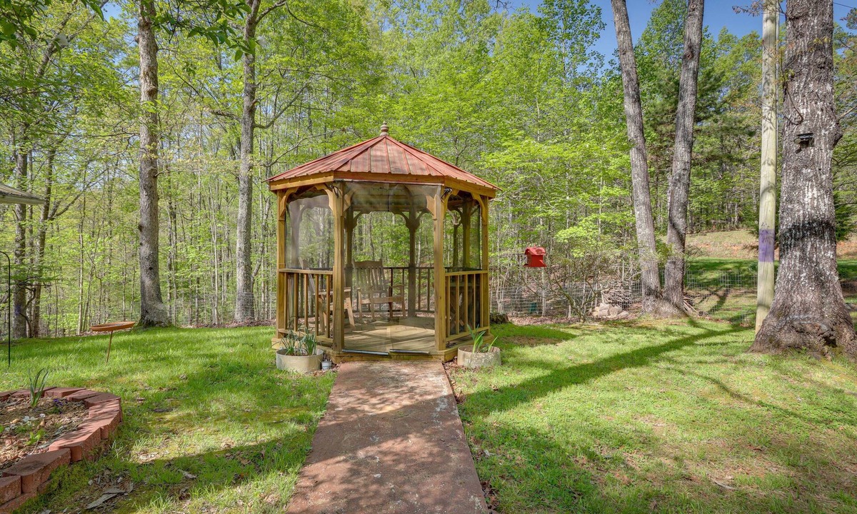 Unaka Cottage | Murphy Cottage w/Screened-In Porch - Pets Welcome
