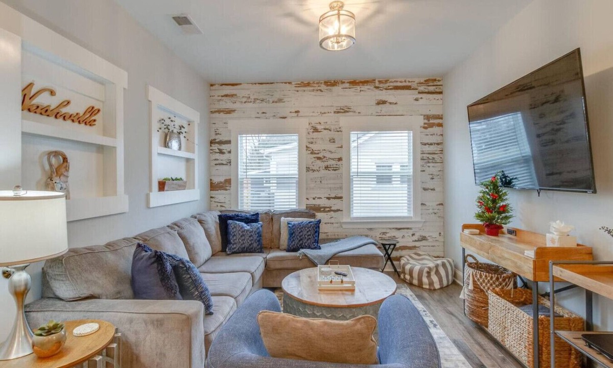 Woodbine House | Music City Charmer - Tons of Beds- 30 Day Minimum