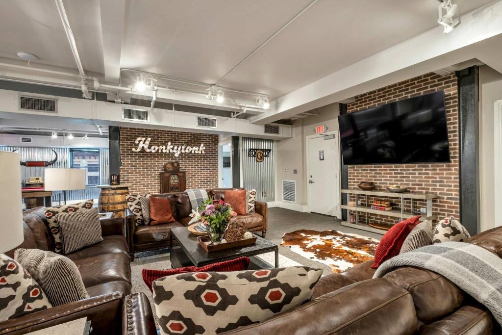 Downtown Nashville Apartment | Nashville Honky Tonk Suite 6 BR by Maddox Hotel